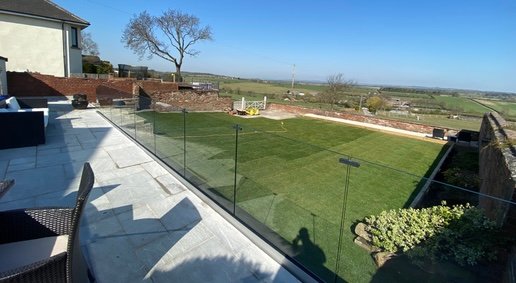 Frameless glass balustrade system