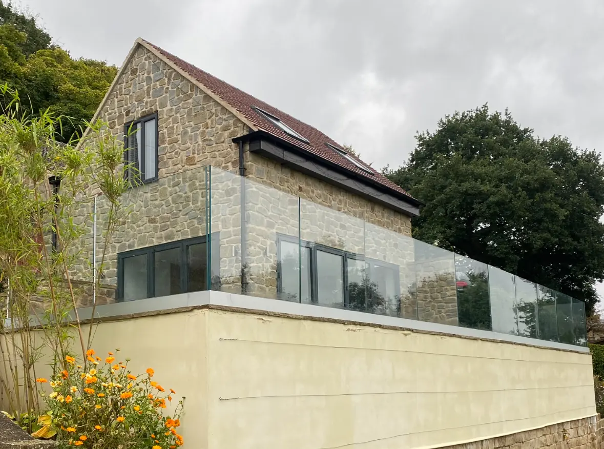Frameless glass balustrade system for terraces and balconies