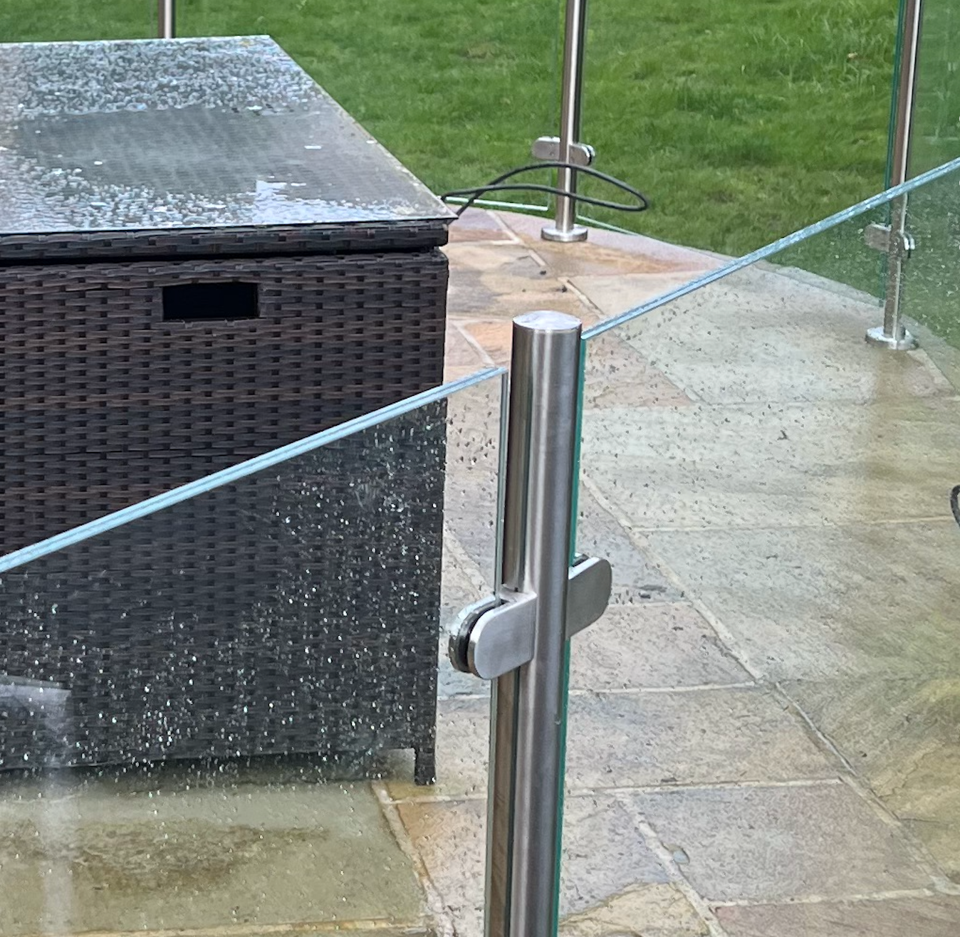 Glass balustrade panels