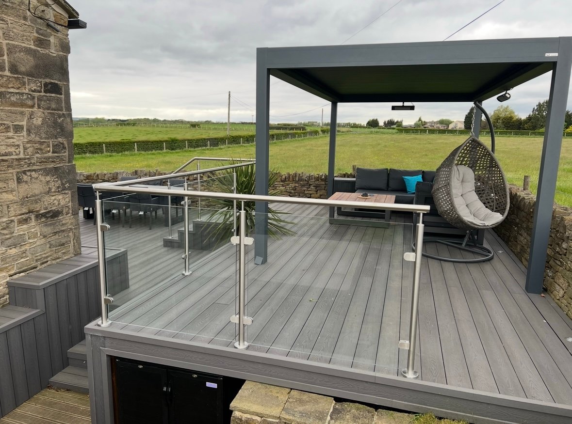 Round handrail for post and glass balustrade